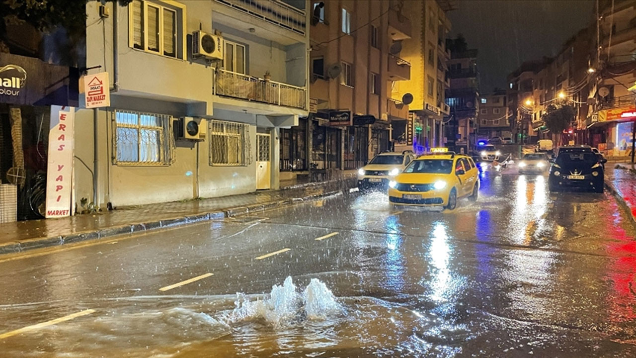 İzmir'de şiddetli yağış sebebiyle otoyol çöktü