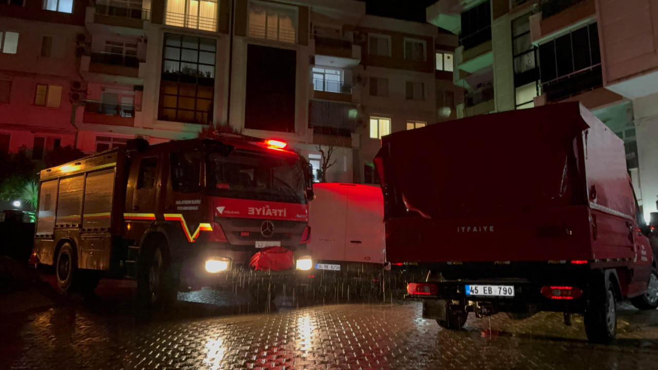 Manisa’da heyelan; sitenin istinat duvarı çöktü