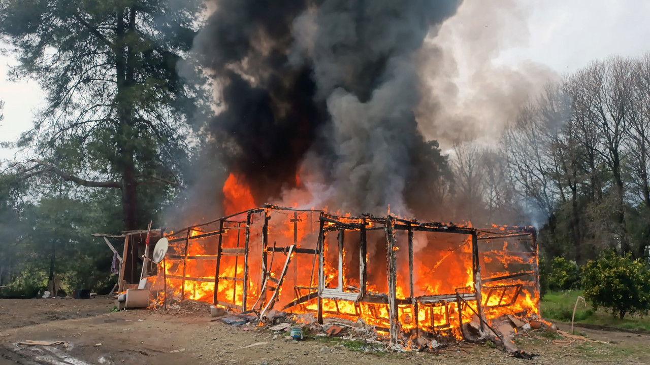 Muğla'da yangında hasır ev küle döndü