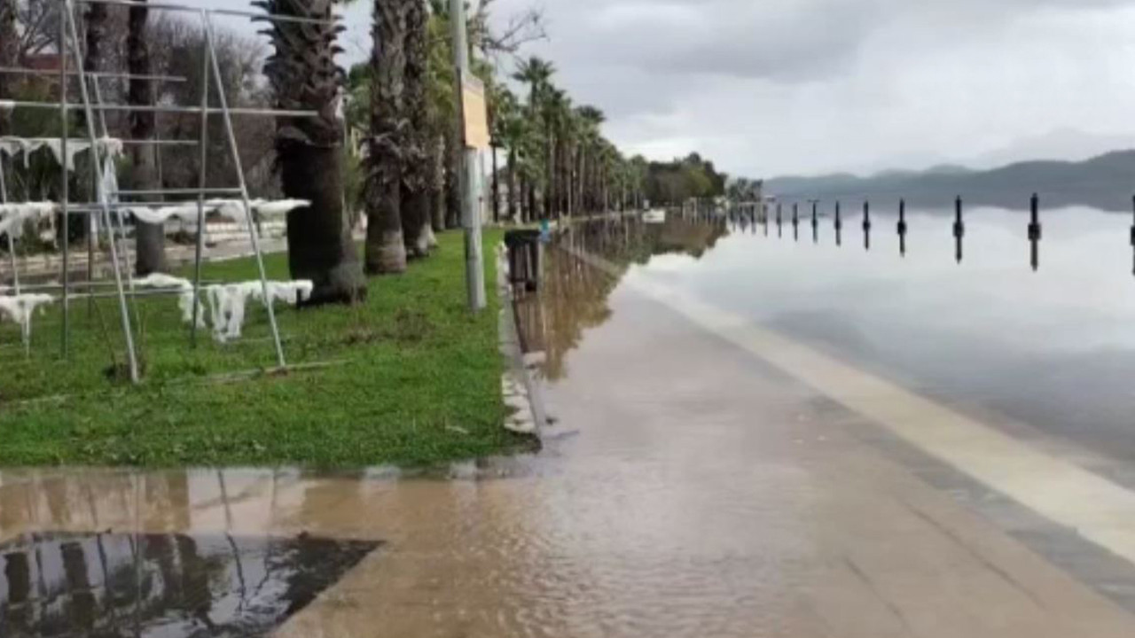 Muğla’da Köyceğiz Gölü sele dayanamadı.... Caddeleri sular bastı