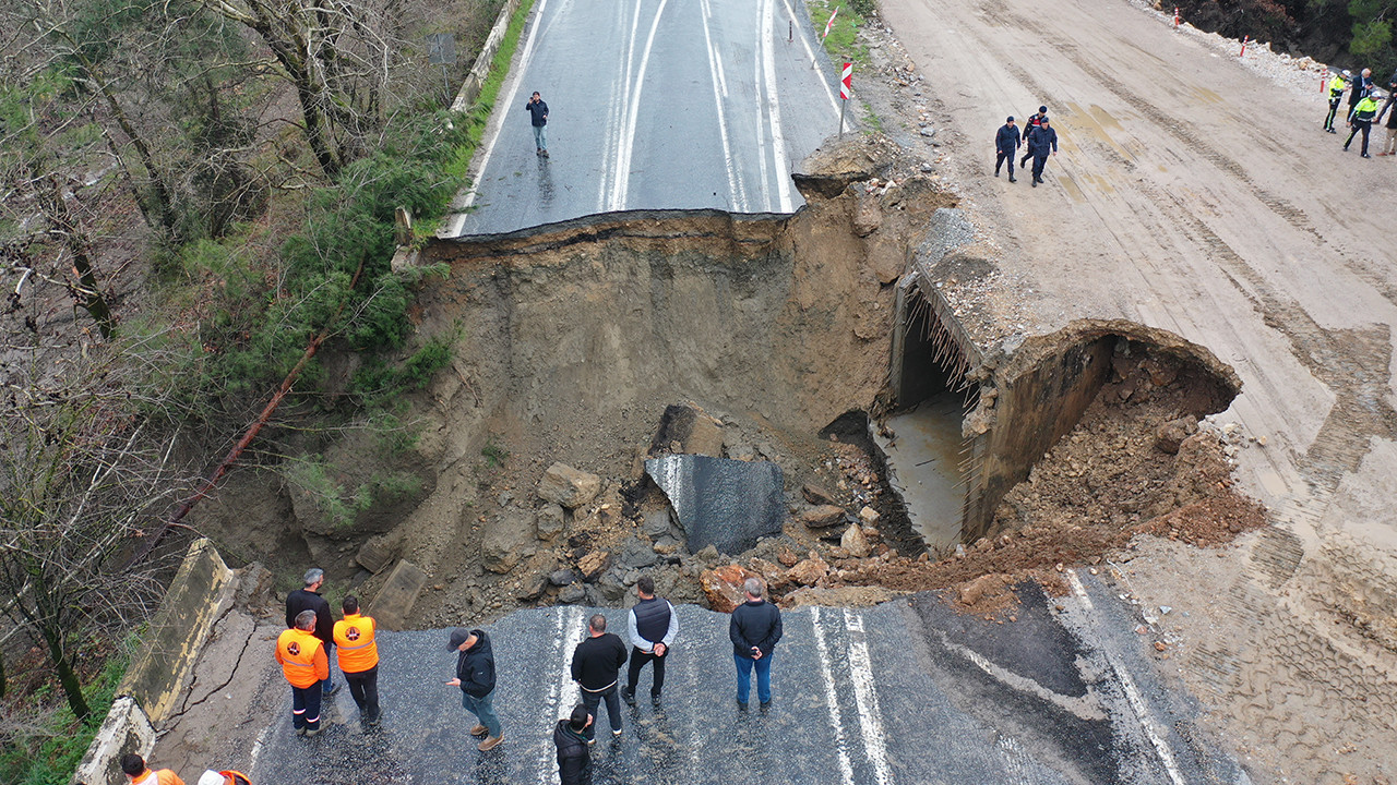 Selçuk-Aydın kara yolunda çökme: Deprem oldu sandık