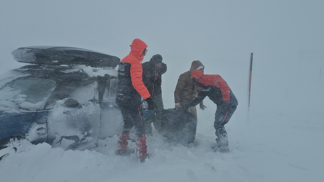Tipide mahsur kaldılar: Erciyes'te kar fırtınası