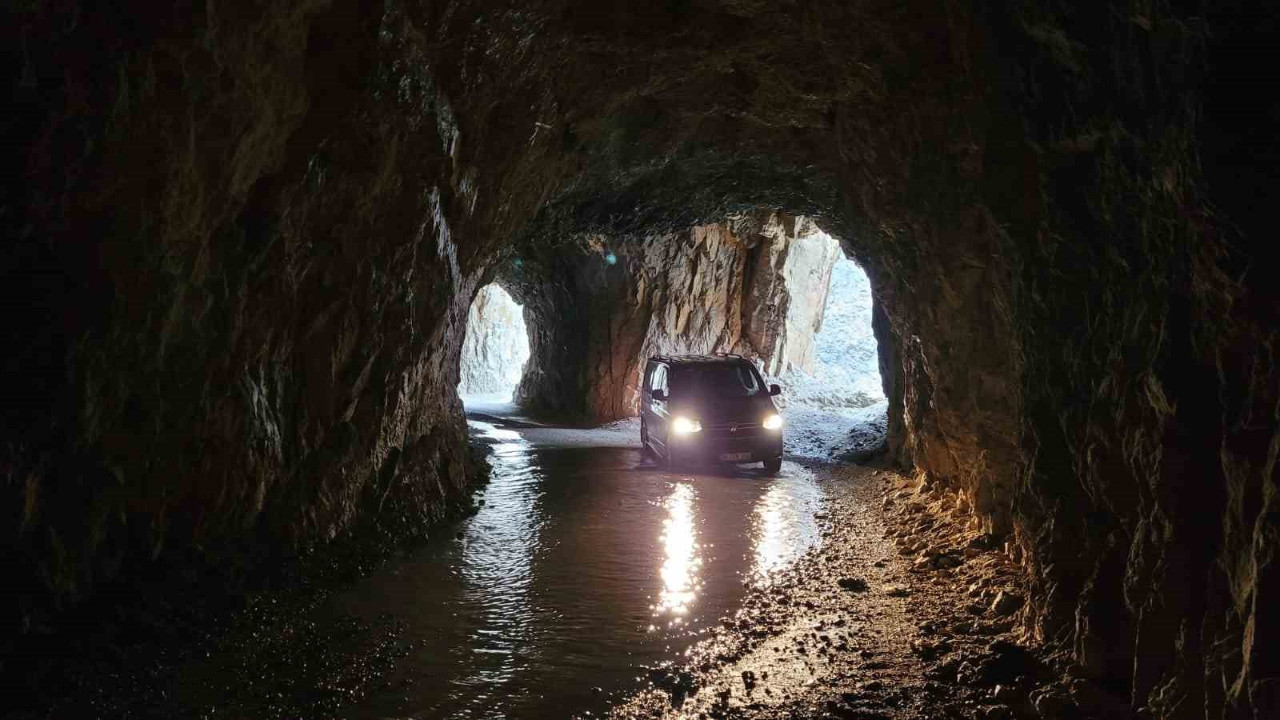 Turistlerin gözbebeği Taş Yolu’nda kar suları tünelleri bastı