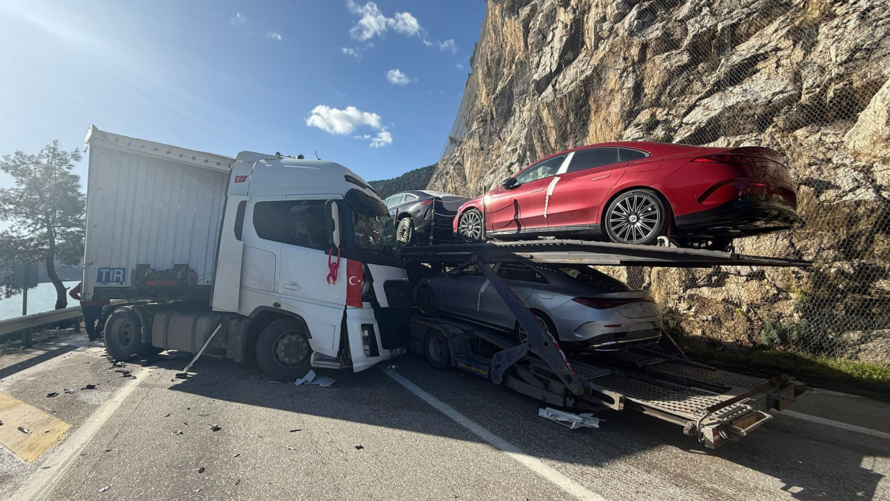 Burdur'da TIR’lar kafa kafaya çarpıştı: Ortalık savaş alanına döndü