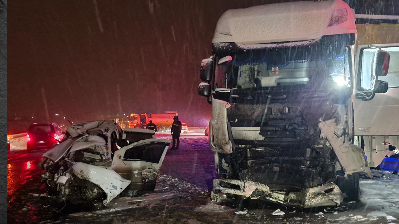 Cip demir yığınına döndü: 4 kişi araç içerisinde sıkıştı: Erzurum’da yolunda feci son