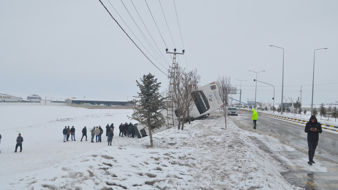 Yolcu otobüsü buzda savrulup devrildi: Çok sayıda yaralı var