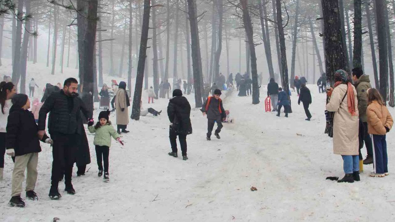 Ziyaretçiler hem kayak yaptı hem de halay çekip eğlendi