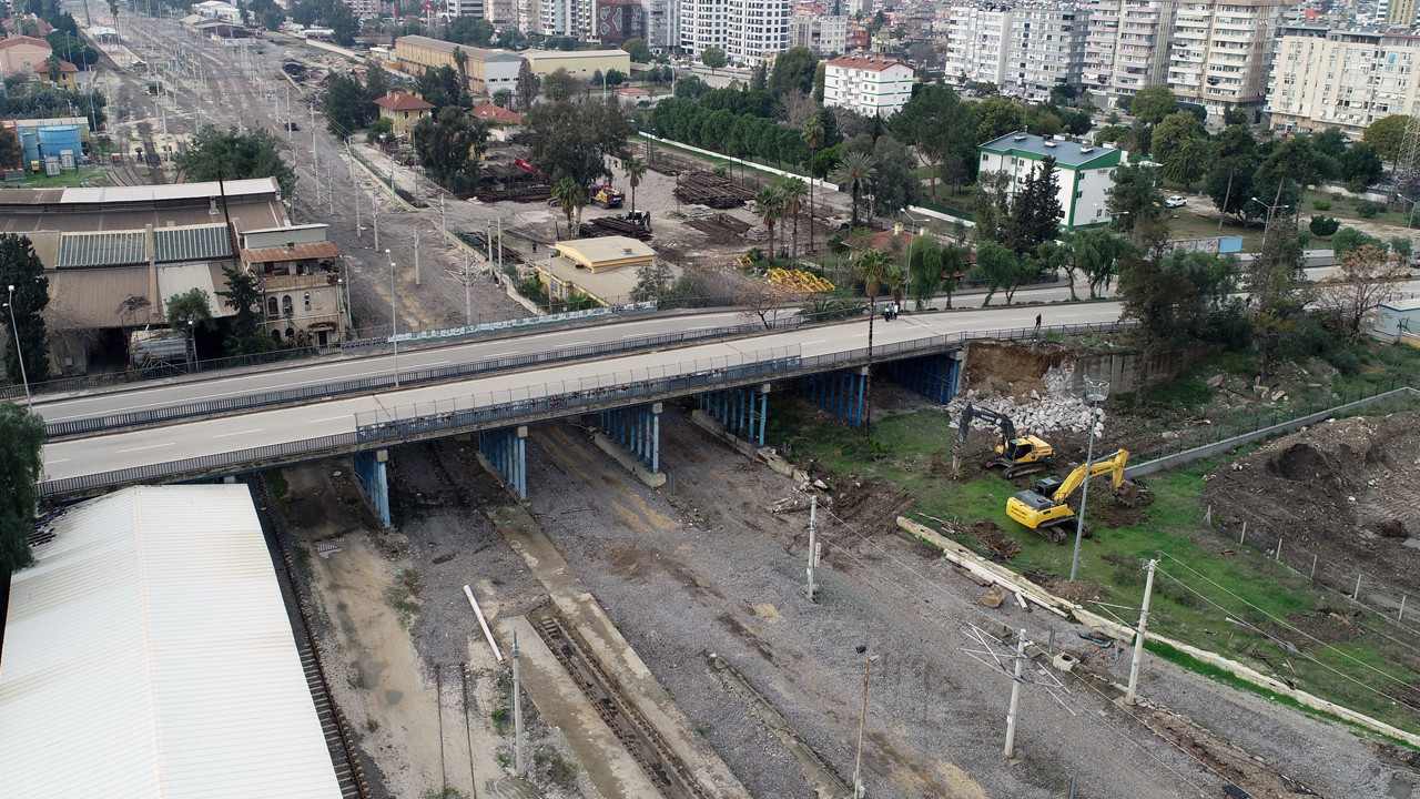 Adana’nın simgelerinden biriydi: 007’nin izleri siliniyor: Köprüye kazma vuruldu