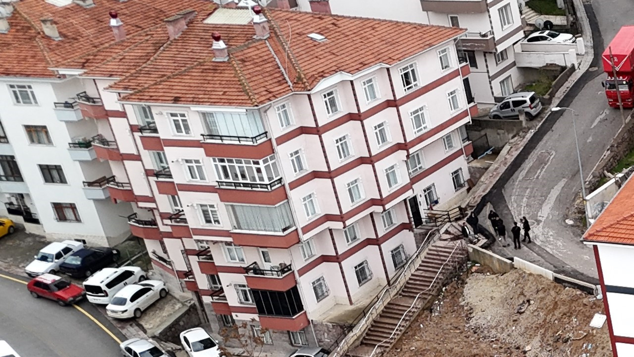 Ankara'da istinat duvarı çöktü: Beş apartman boşaltıldı
