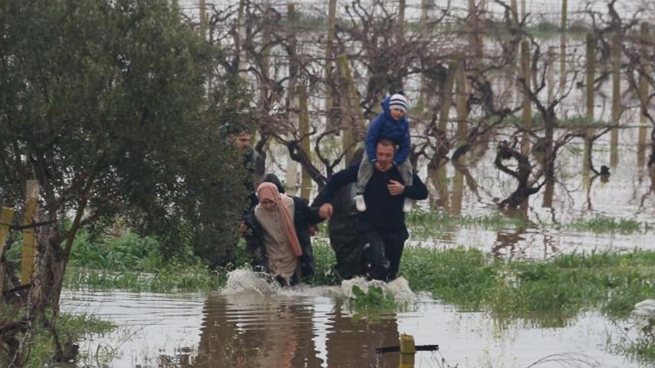 Bağ evinde sular altında kaldılar: Manisa’da sel felaketi: 4 çocuk 5 kişi kurtarıldı