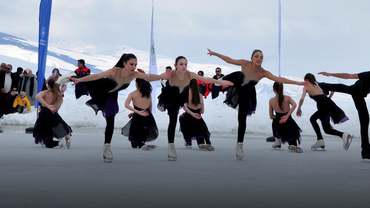 Donmuş Çıldır Gölü'nde buzdan şölen: Artistik patenciler mest etti