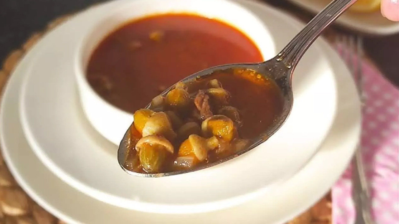 Kış sofralarının vazgeçilmezi: Tam kıvamında Bamya Çorbası