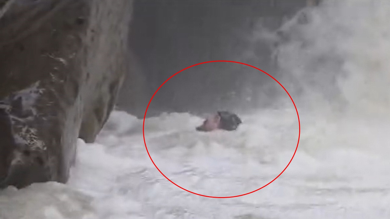 Ölümle burun buruna geldi: Dağcının suyla imtihanı kameraya yansıdı