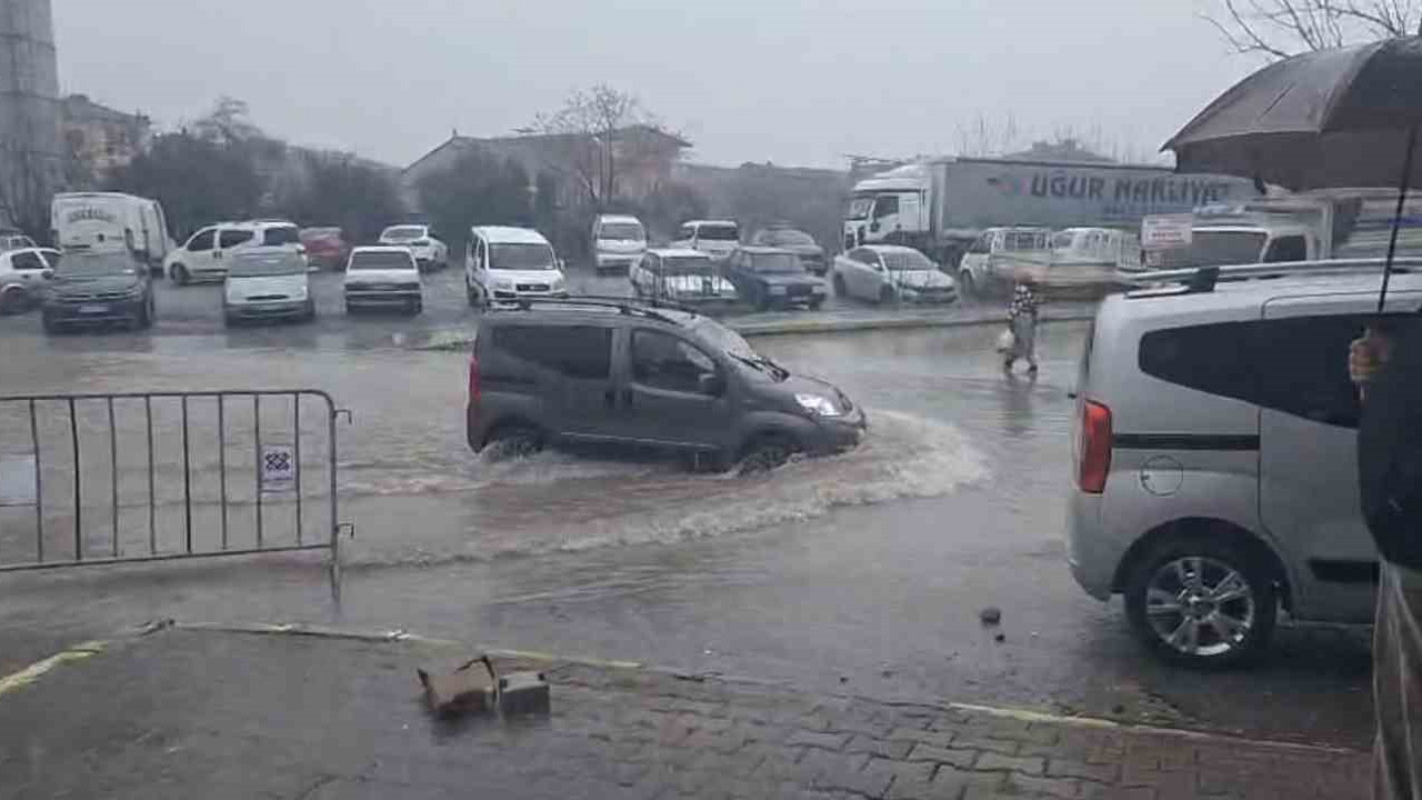 Sağnak yağış Balıkesir'i göle çevirdi: Pazar yolu kapandı