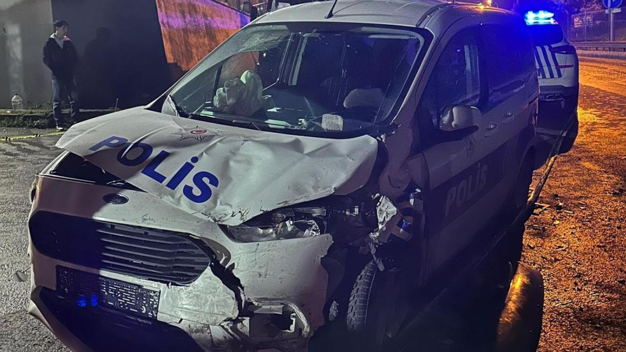 Sultanbeyli’de polis aracıyla otomobil çarpıştı: 2'si polis 3 kişi yaralandı