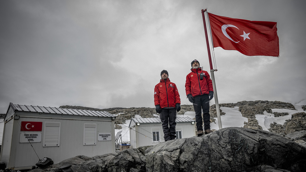 Türk Bayrağı yine dalgalanıyor: Buzdağları arasından geçtiler: Beyaz Kıta’da 10. buluşma