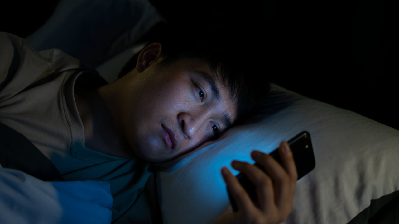 Yeni neslin sessiz felaketi: Karanlıkta telefonla oynayanlar aman dikkat: Gözleriniz ödüyor