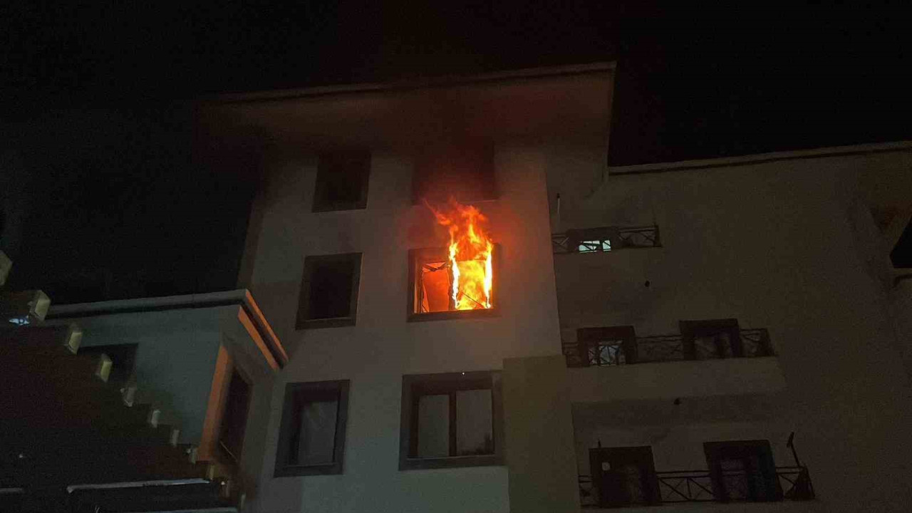 Annesine kızdı, daireyi ateşe verdi... Binada can pazarı yaşandı