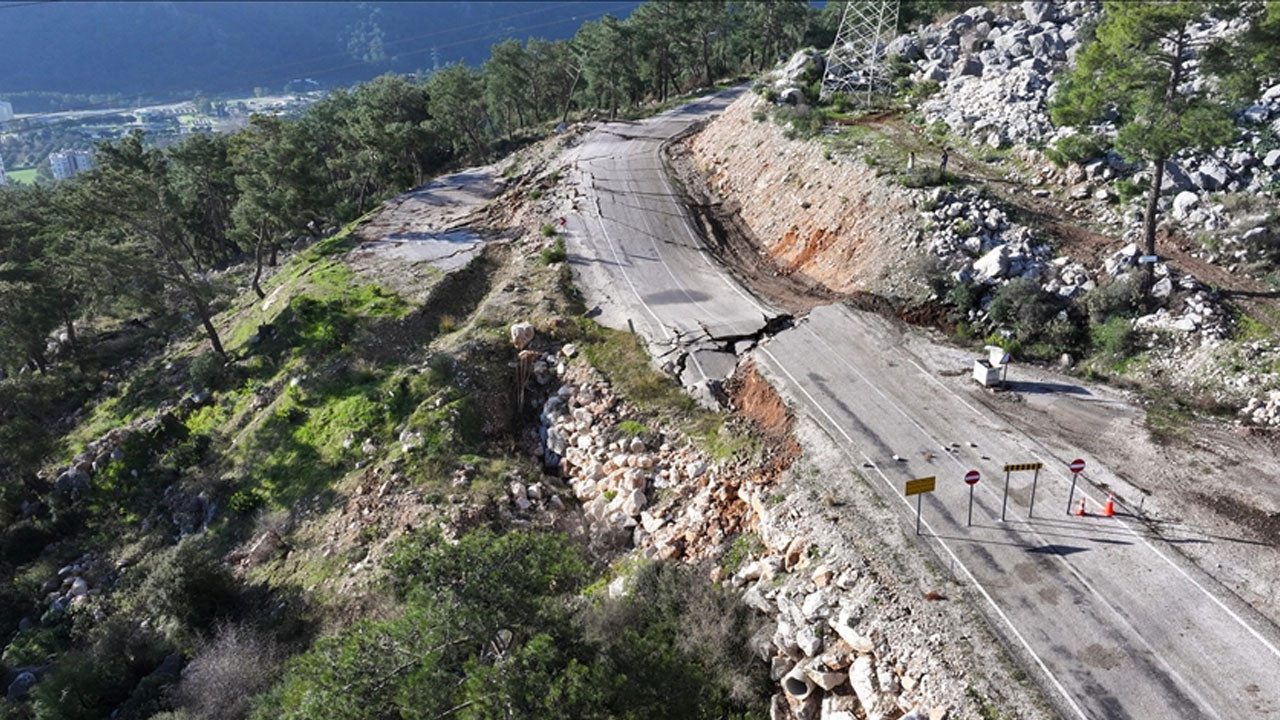Antalya'da heyelan ve göçük oluşan yolda çalışmalar sürüyor