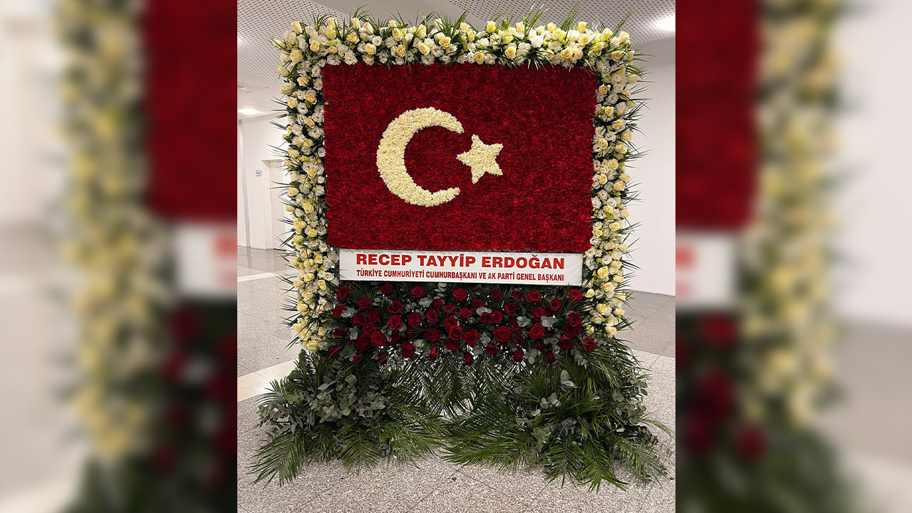 Erdoğan'dan MHP'ye Türk bayraklı kutlama çiçeği