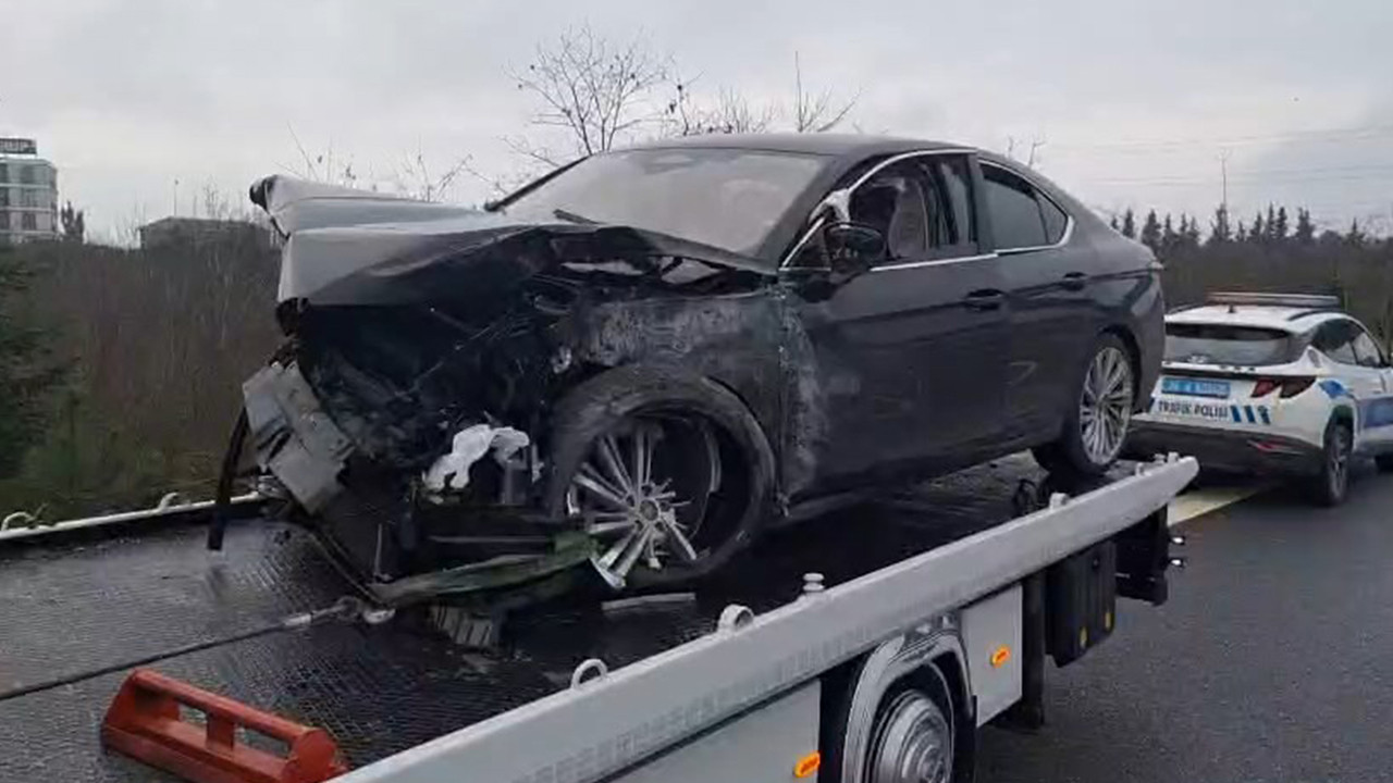 Gişelerde beton bariyere çarptı: O anlar kameraya yansıdı