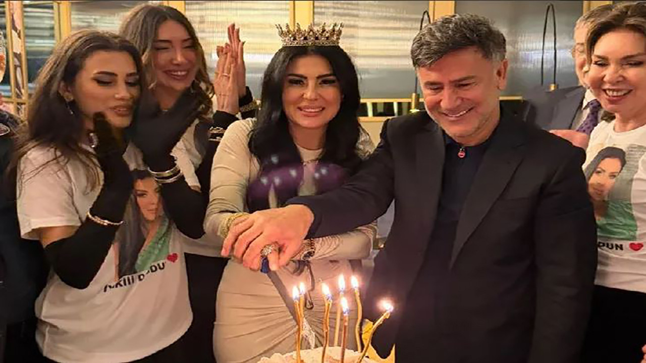 İzzet Yıldızhan’dan eşi Ajda doğum dünü sürprizi: 26 yıllık aşka görkemli kutlama: Tişörtte gizli mesaj mı var?