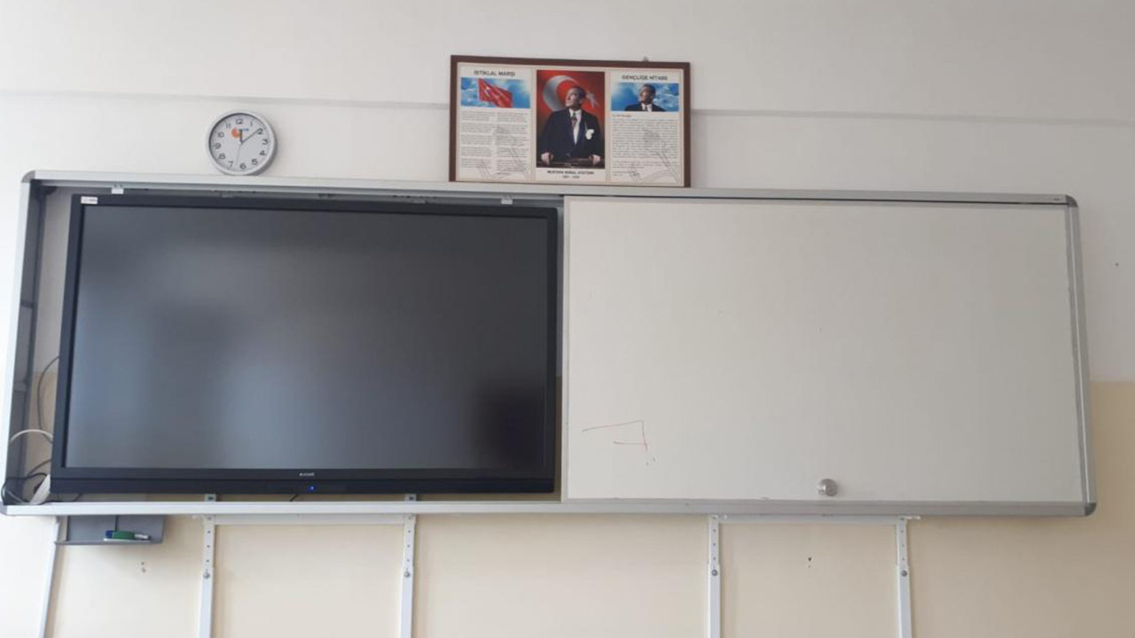 Lise öğrencisinin parmağı akıllı tahtaya sıkıştı