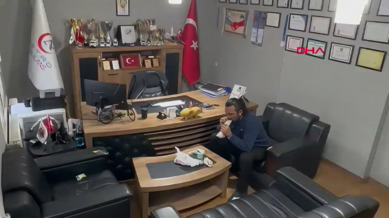 Boğazına yemek kaçınca kendisine Heimlich manevrası uyguladı