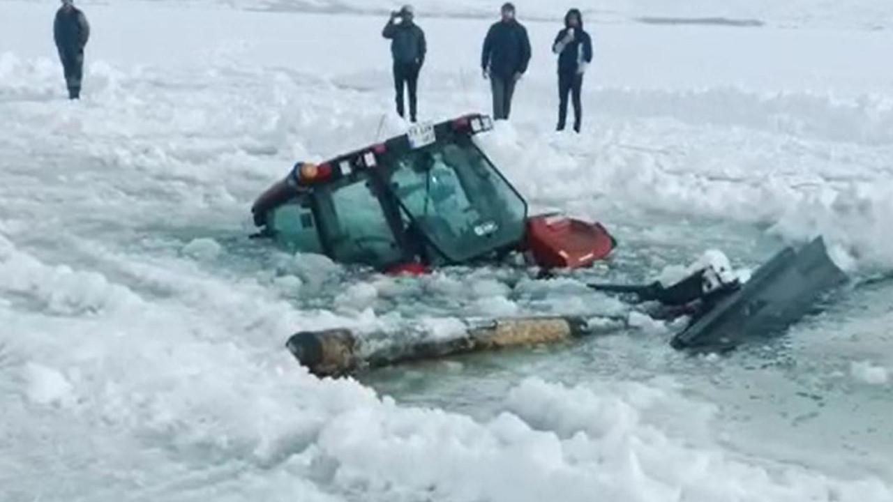 Çıldır Gölü'nde dehşet dolu anlar: Buz kırıldı traktör göle gömüldü: Sürücü buzla savaşı