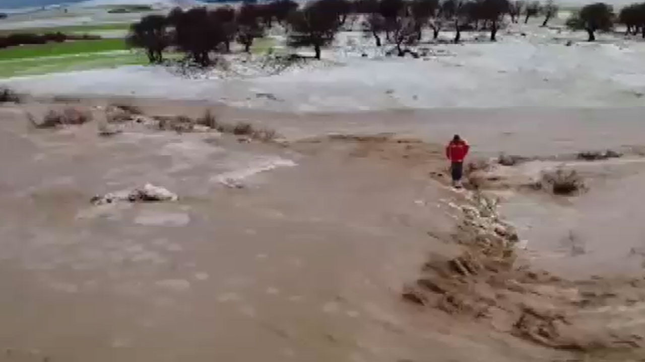 Diyarbakır'da araziler su altında kaldı: Mahsur kalan kişi traktörle kurtarıldı