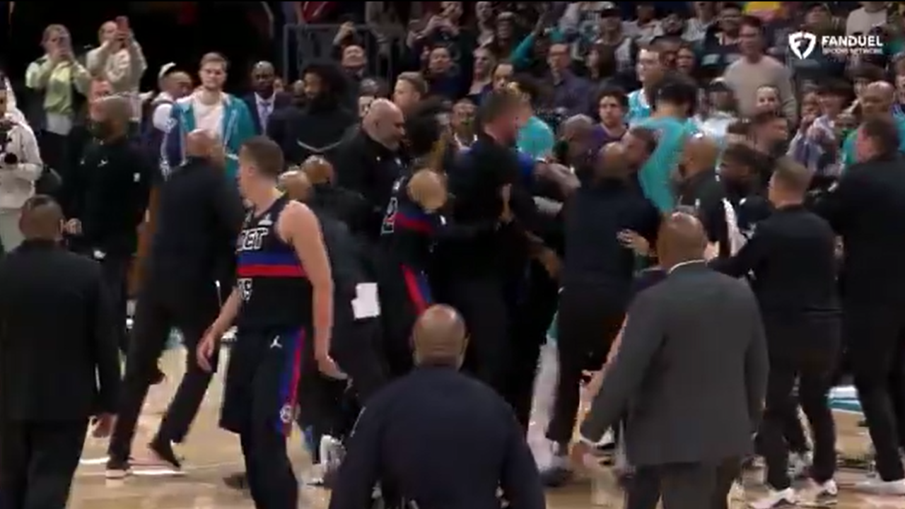 NBA’de pota altındaki kavga sahayı karıştırdı: Yumruklar havada uçuştu