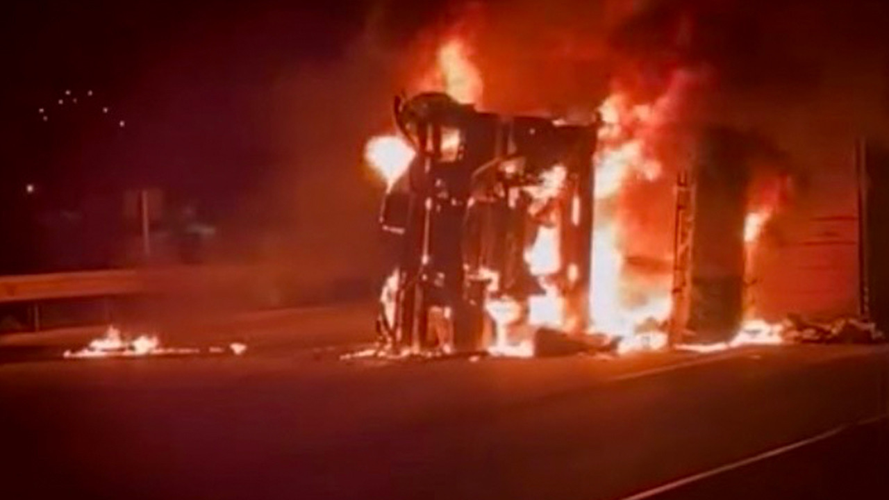 Osmaniye’de devrilen TIR, alev alev yandı
