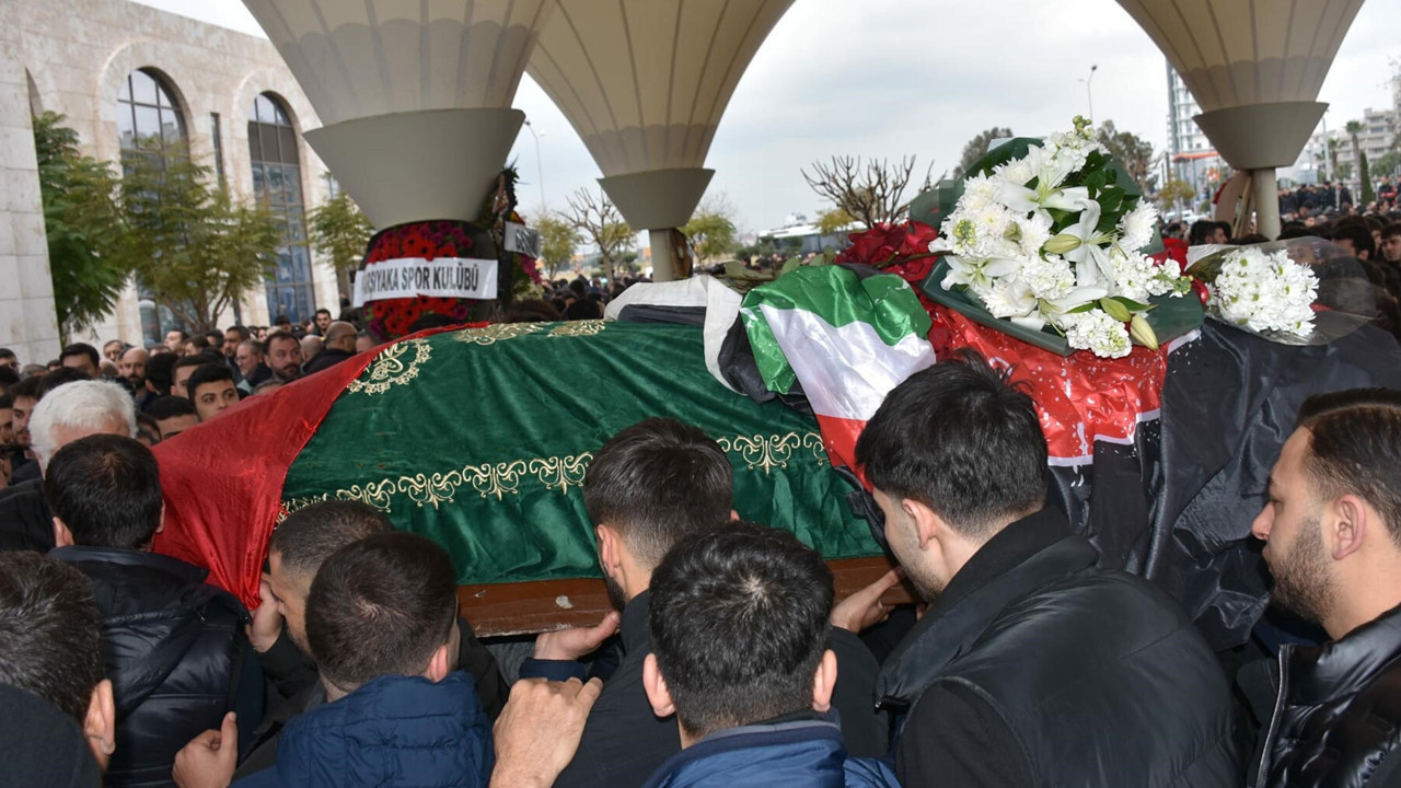 Serhat’ı son yolculuğunda yalnız bırakmadılar: Tabutuna takımın bayrağı örtüldü