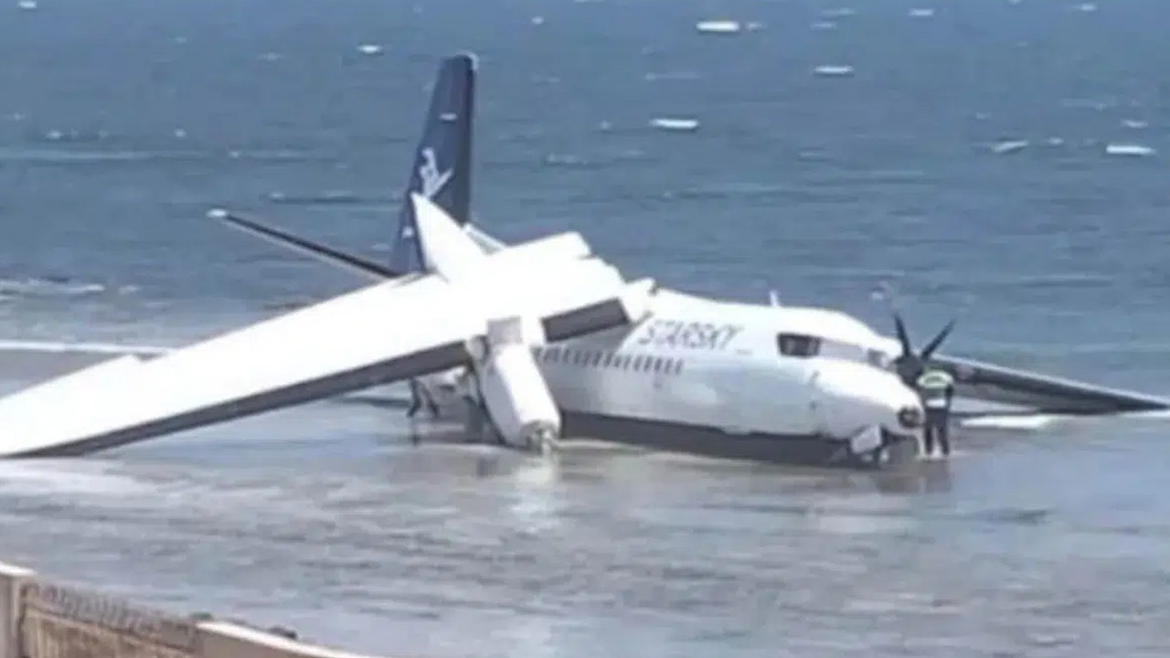 Yolcu uçağı Hint Okyanusuna acil iniş yaptı