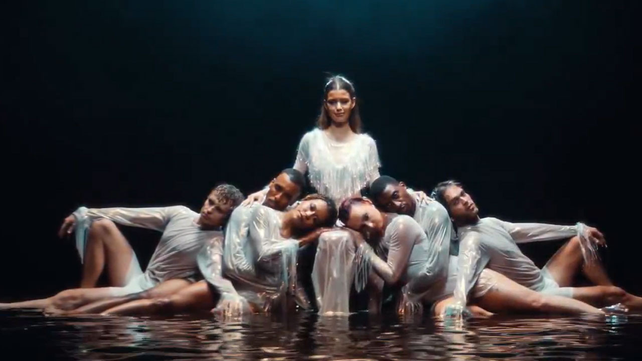 Beren Saat’ten sürpriz hamle: İlk şarkısı "CapitaliZoo' geliyor