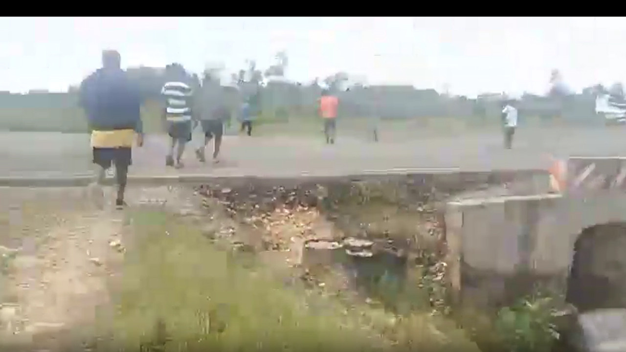 Endonezya uçağına silahlı pusu: İki pilot öldü: 13 yolcu yara alamdan kurtuldu