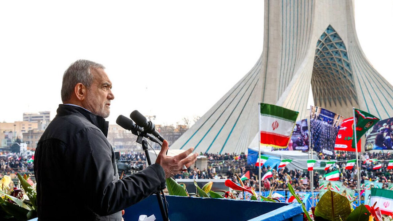 İran’da İslam Devrimi’nin yıldönümü… Pezeşkiyan’dan ABD’ye mesaj: Baskılara boyun eğmeyeceğiz