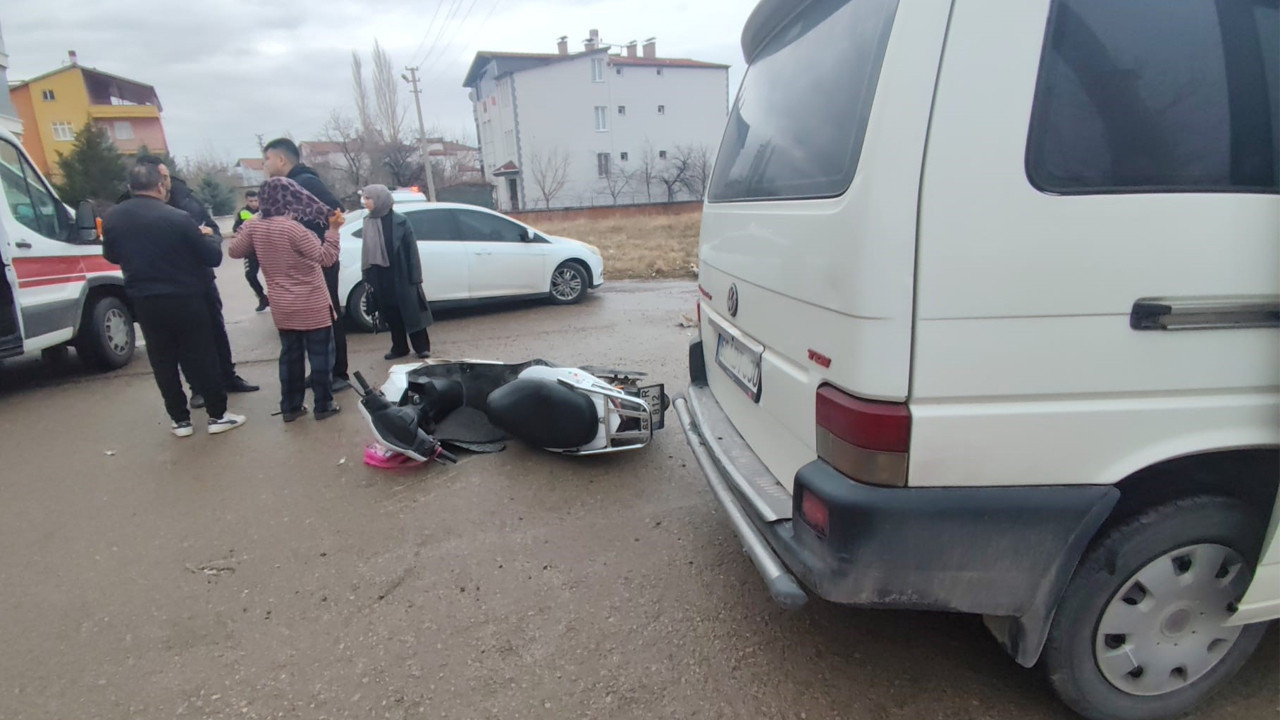 Kamyonet ile elektrikli motosiklet çarpıştı: 2 yaralı