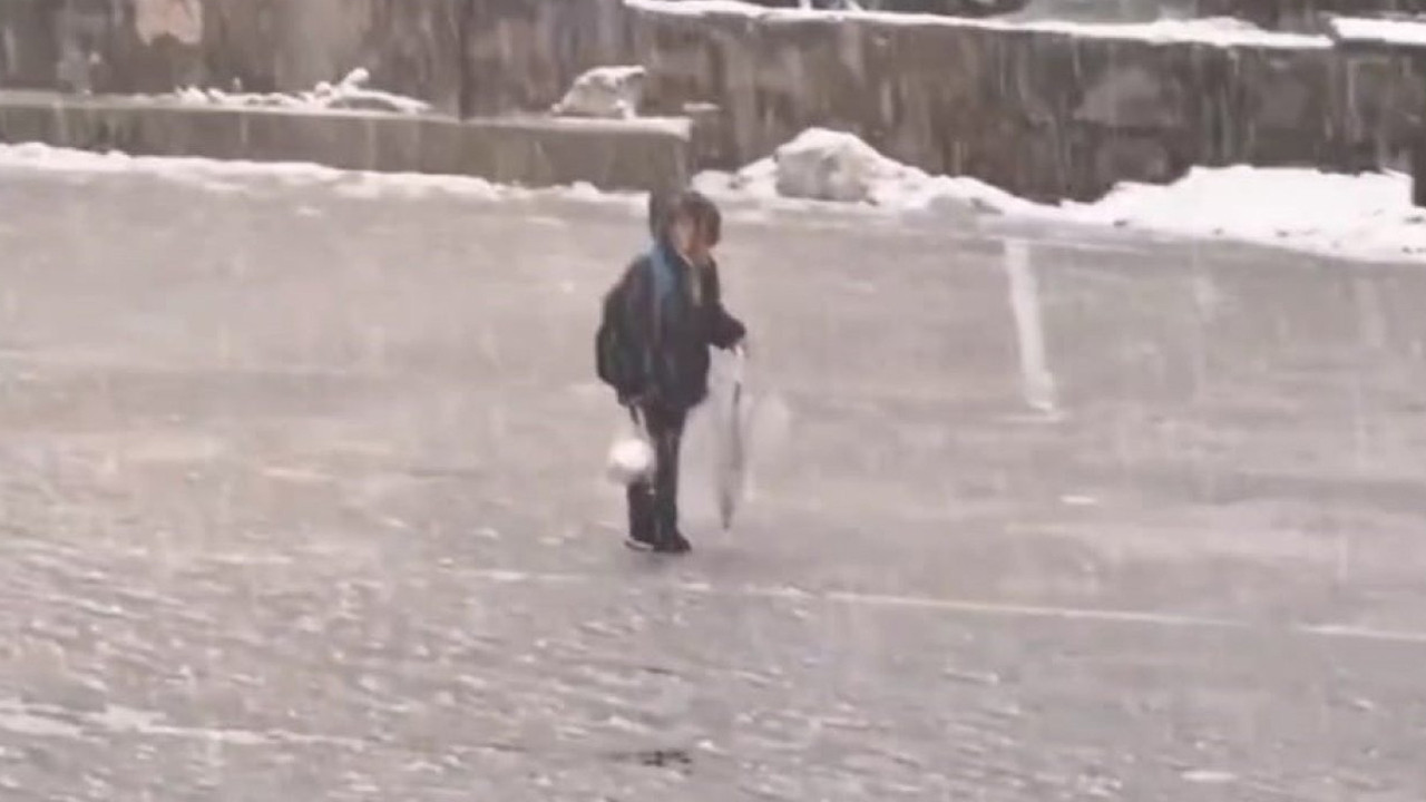 Kar altında tek başına İstiklal Marşı okudu: Minik Batuhan’dan duygulandıran görüntü