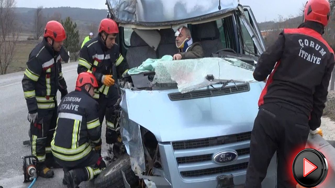 Minibüs TIR’a ok gibi saplandı: Ekipler kurtarmak için zamanla yarıştılar: Çorum’da feci kaza