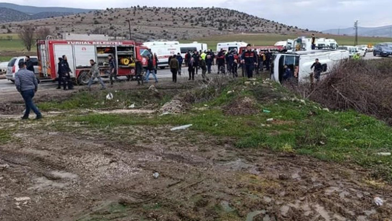 Öğrencileri taşıyan minibüsle otomobil birbirine girdi: 6 öğrenci yaralı