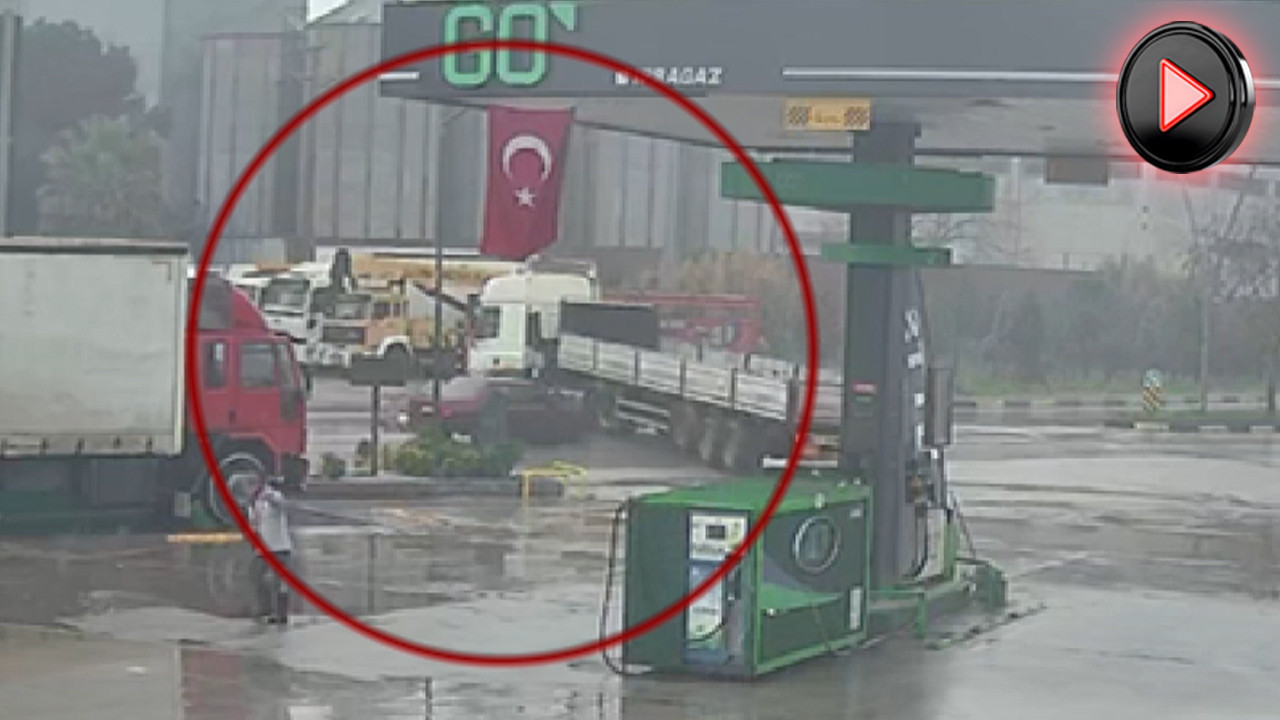 Otomobil TIR’a ok gibi saplandı: Manisa ‘da feci kaza: Anbean kameraya yansıdı