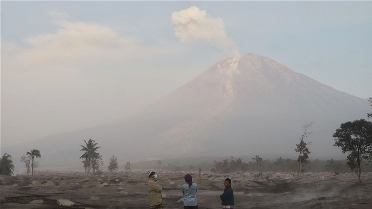 Semeru Yanardağı 5 kez patladı: Kül bulutları 1000 metreye fırladı