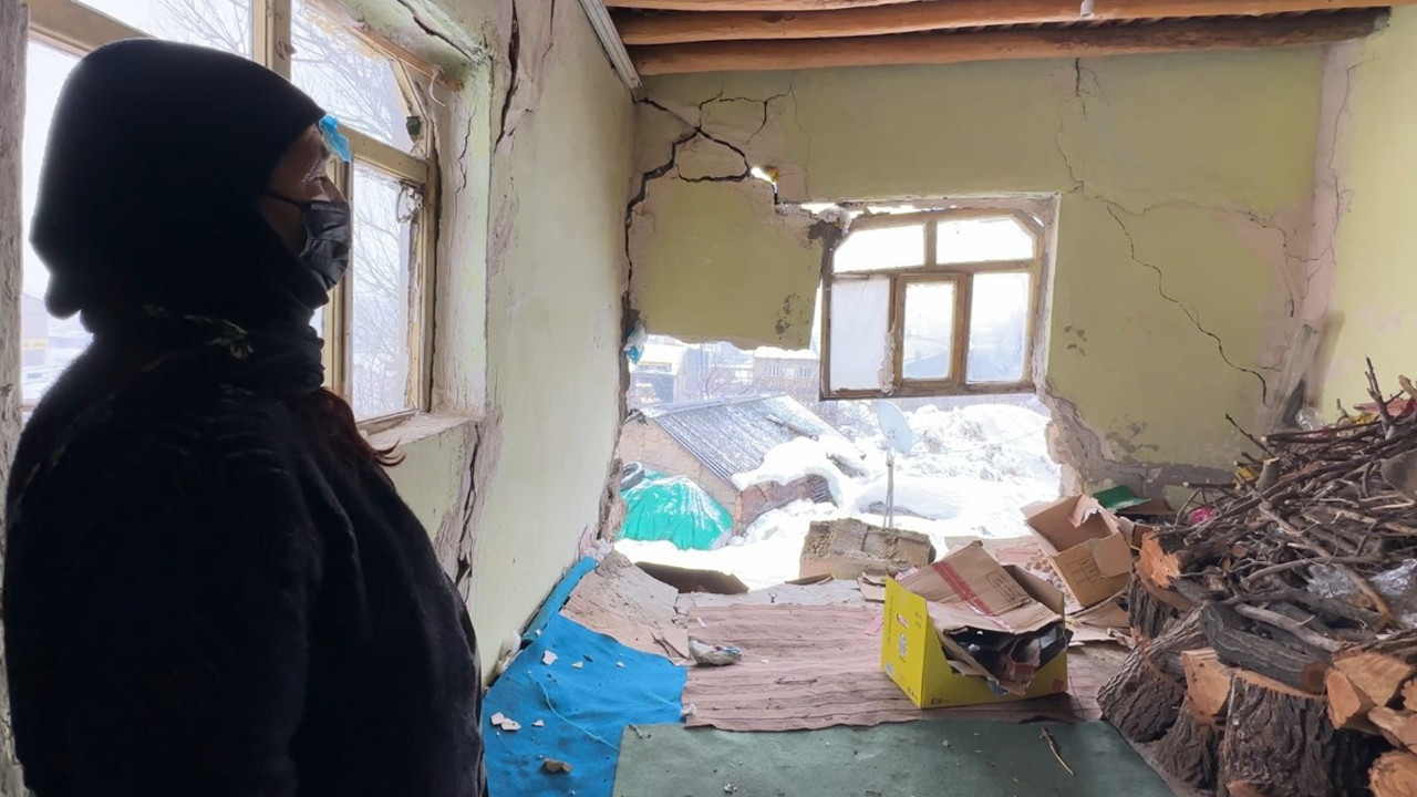 Yüksekova’da evin duvarı yıkıldı: Deprem oluyor sandım