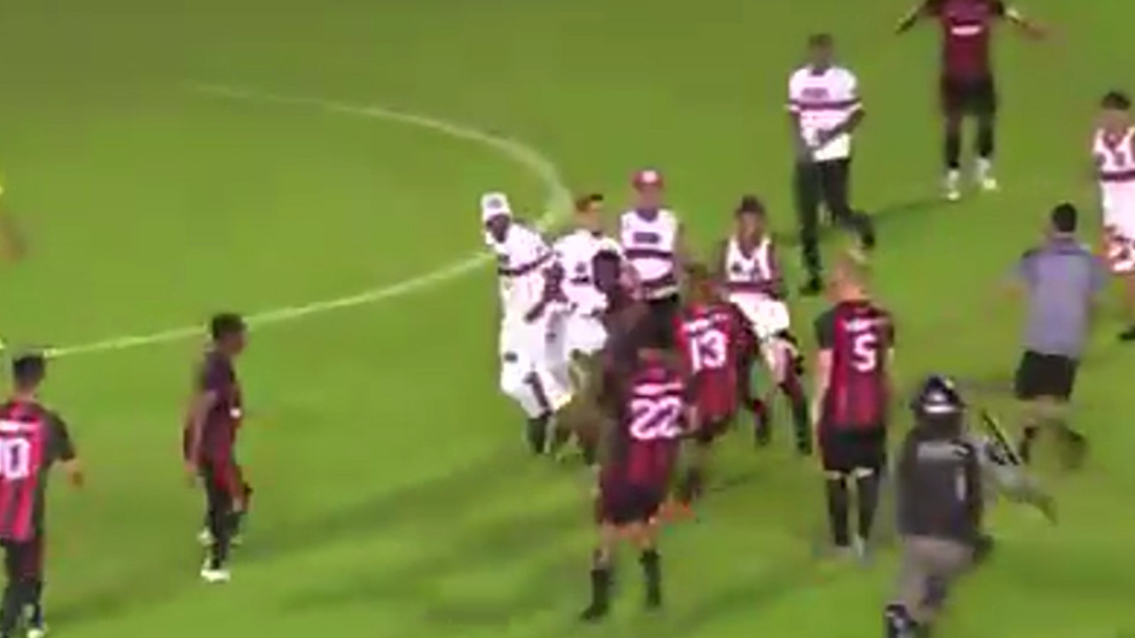 Brezilya'da saha karıştı: Taraftarlar futbolculara saldırdı