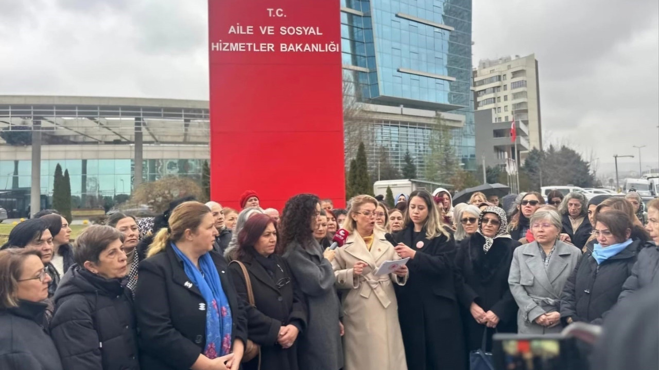 CHP Kadın Kollarından Bakanlık önünde "Aile" protestosu