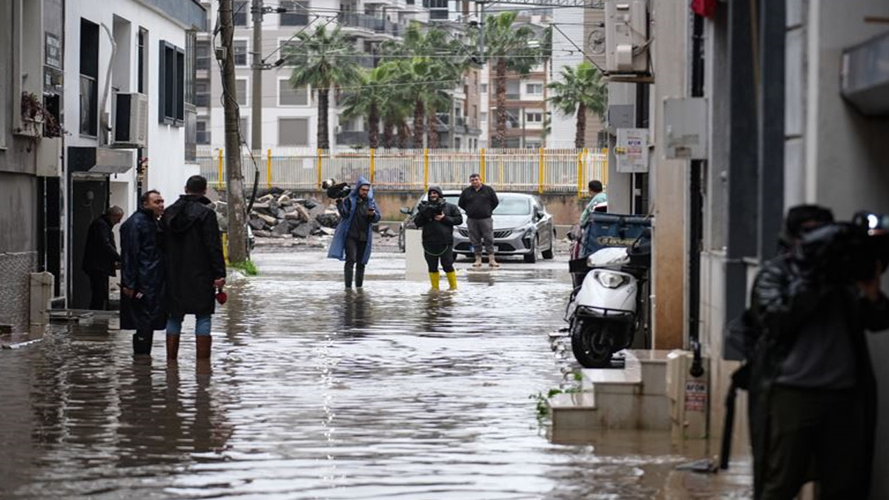Ege'yi sel vurdu: İzmir ve Muğla’da evler sular altında kaldı