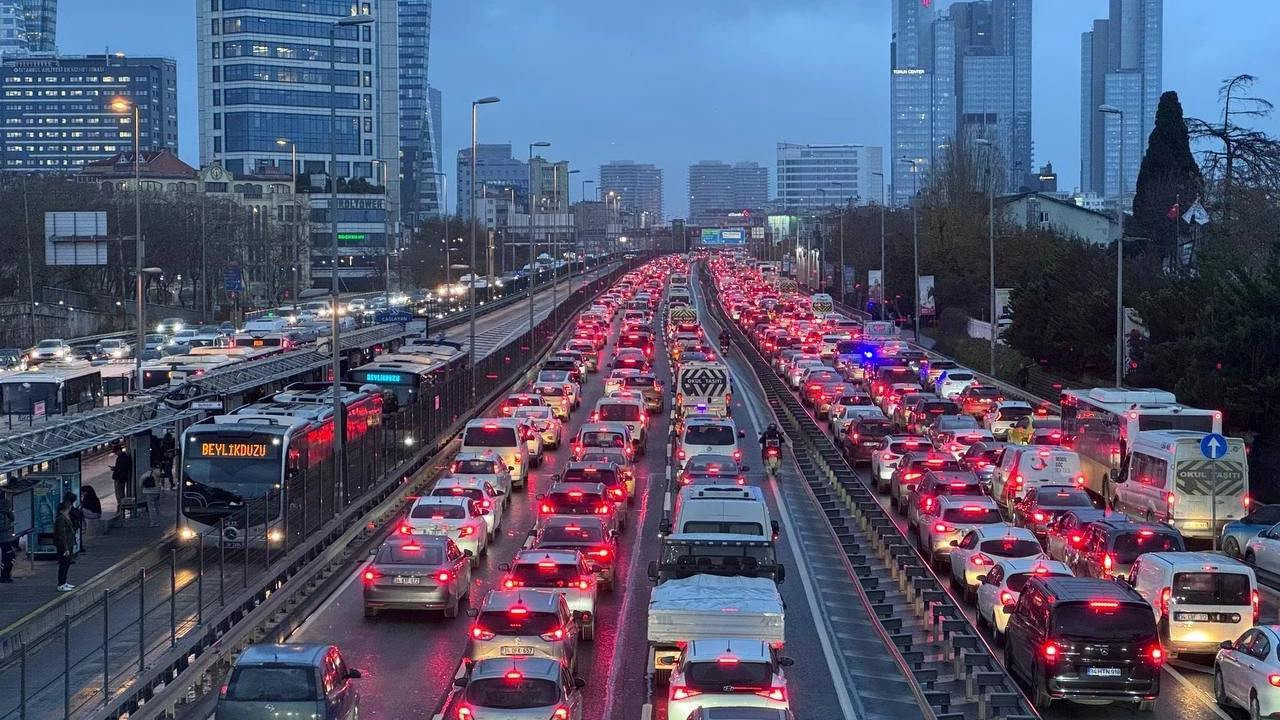 İstanbul'da trafik çilesi bitmiyor: İş çıkışı yoğunluk yüzde 90'a ulaştı