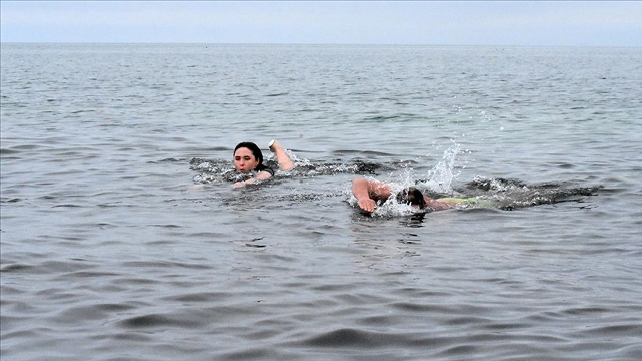 Kar kış fark etmedi: İstanbul’dan gelen yüzücü Van Gölü’nde yüzdü