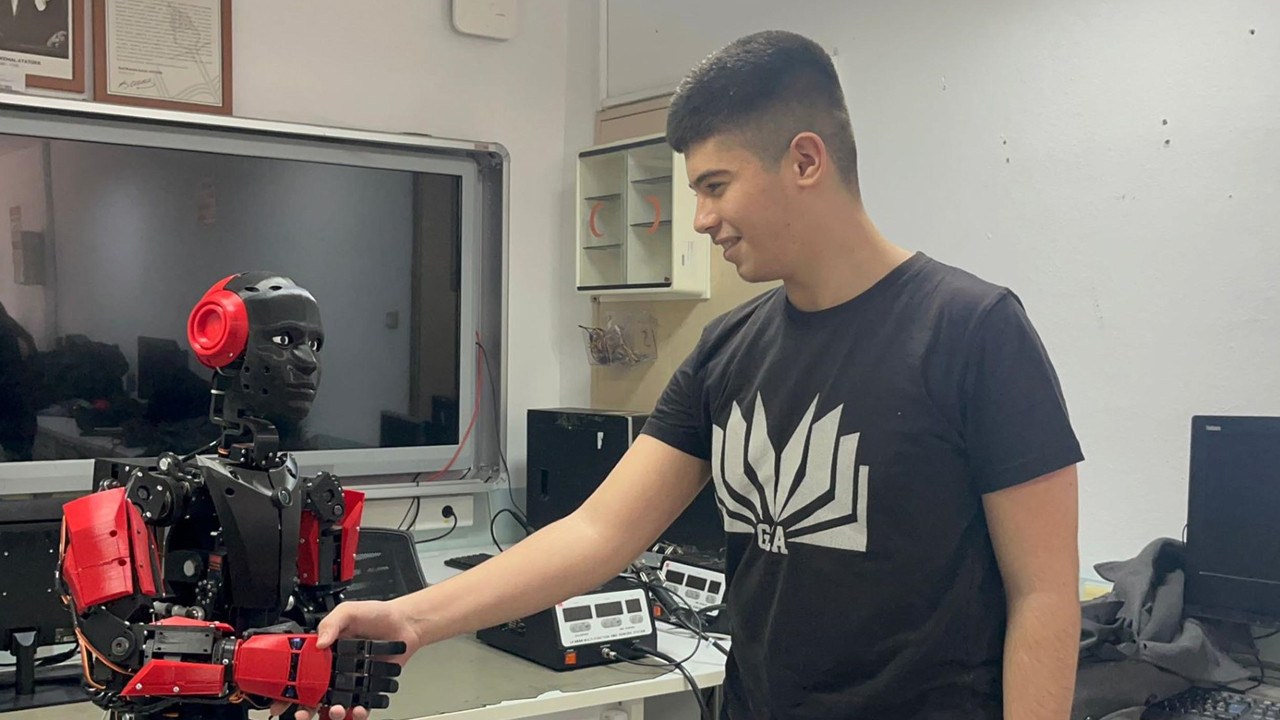 Robot Altan sahneye çıktı: Sohbet ediyor, espri yapıyor: İzmir’in akıllı gururu